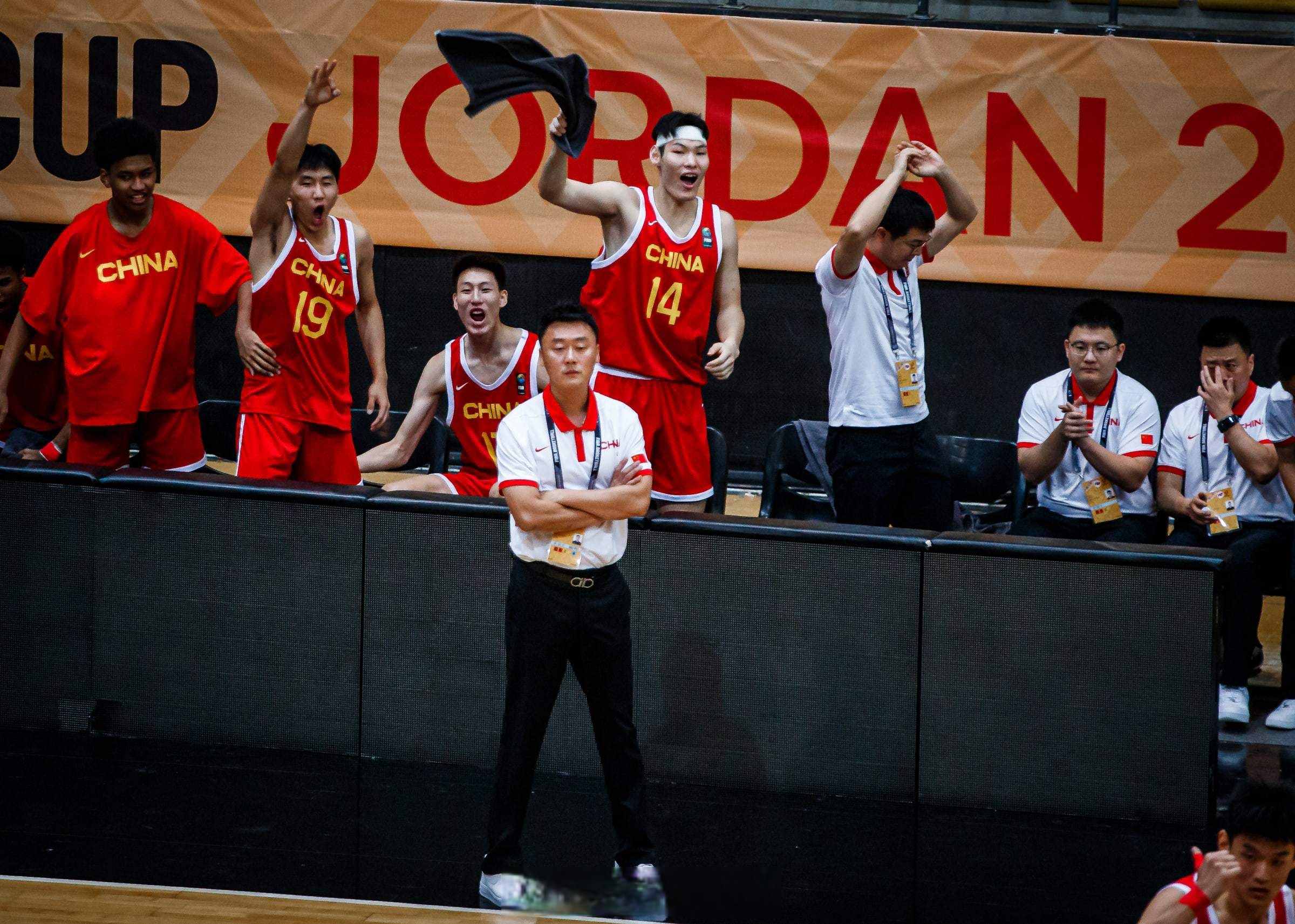 u8体育包含清晨NBA常规赛焦点战，切尔西复出首秀，引发热议，身体对抗强度拉满的词条